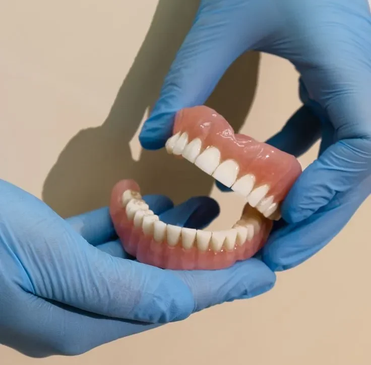 مراقبتهای بعد از نصب پروتز ثابت | راهنمای جامع 2025