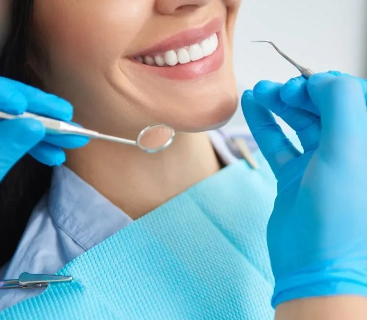 اصول بهداشت دهان و دندان قبل و بعد از ایمپلنت | راهنمای کامل 2025