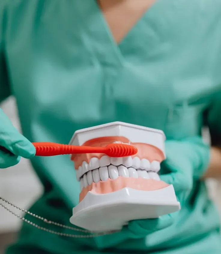 اصول بهداشت دهان و دندان قبل و بعد از ایمپلنت | راهنمای کامل 2025