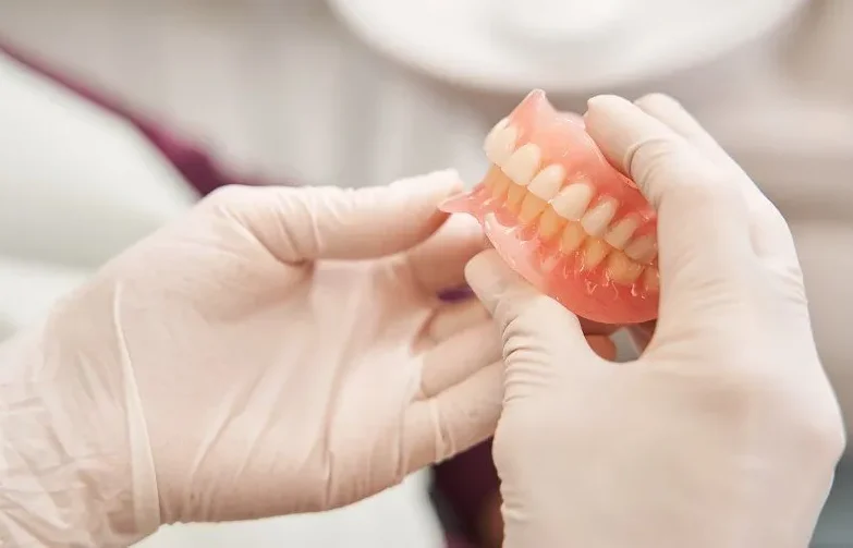 همه‌چیز درباره پروتز موقت دندان + راهنمای مراقبت 2025