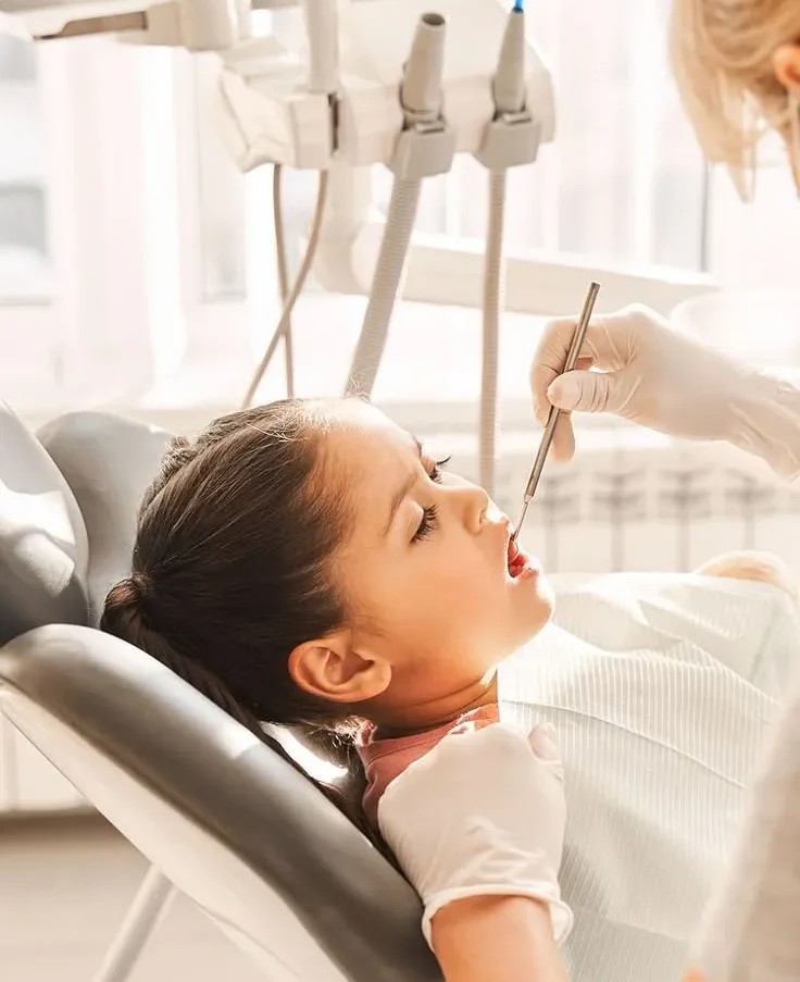 مراقبت از دندان مصنوعی کودکان 1404 | راهنمای کامل والدین