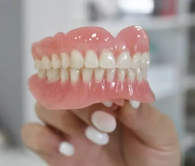 تفاوت پروتز ثابت و متحرک | راهنمای جامع و تخصصی 2025